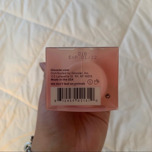 Glossier Invisible shield Sunscreen - Picture 4 of 4